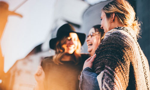 5-wichtige-sicherheitstipps-fur-rideshare-urlauber-Freunde-lachen